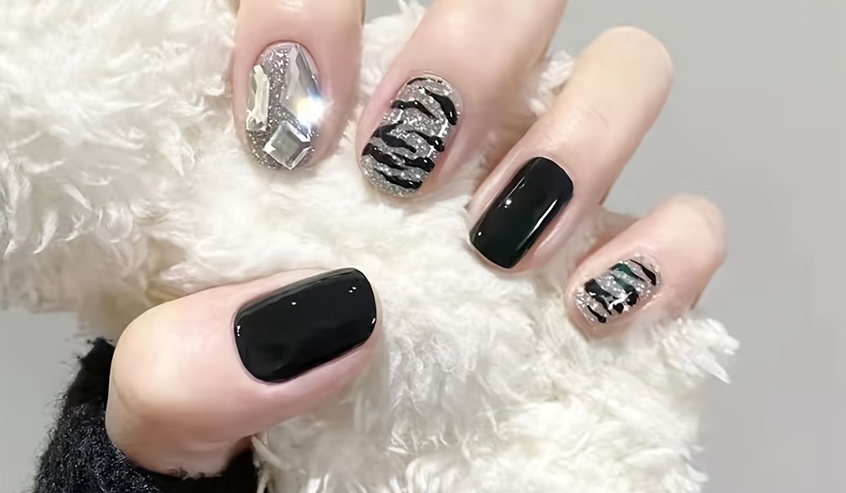 15 Dark Summer Nail Ideas