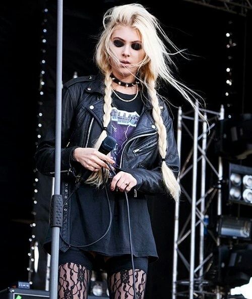 Taylor Momsen goth look 